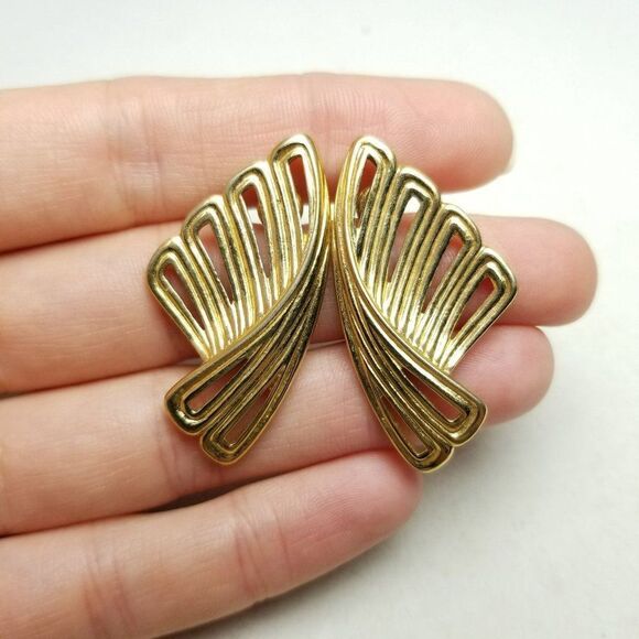 Vintage Trifari Gold Tone Stud Earrings, Funky Wing Wave Design, 80s 90s Style - Picture 6 of 6